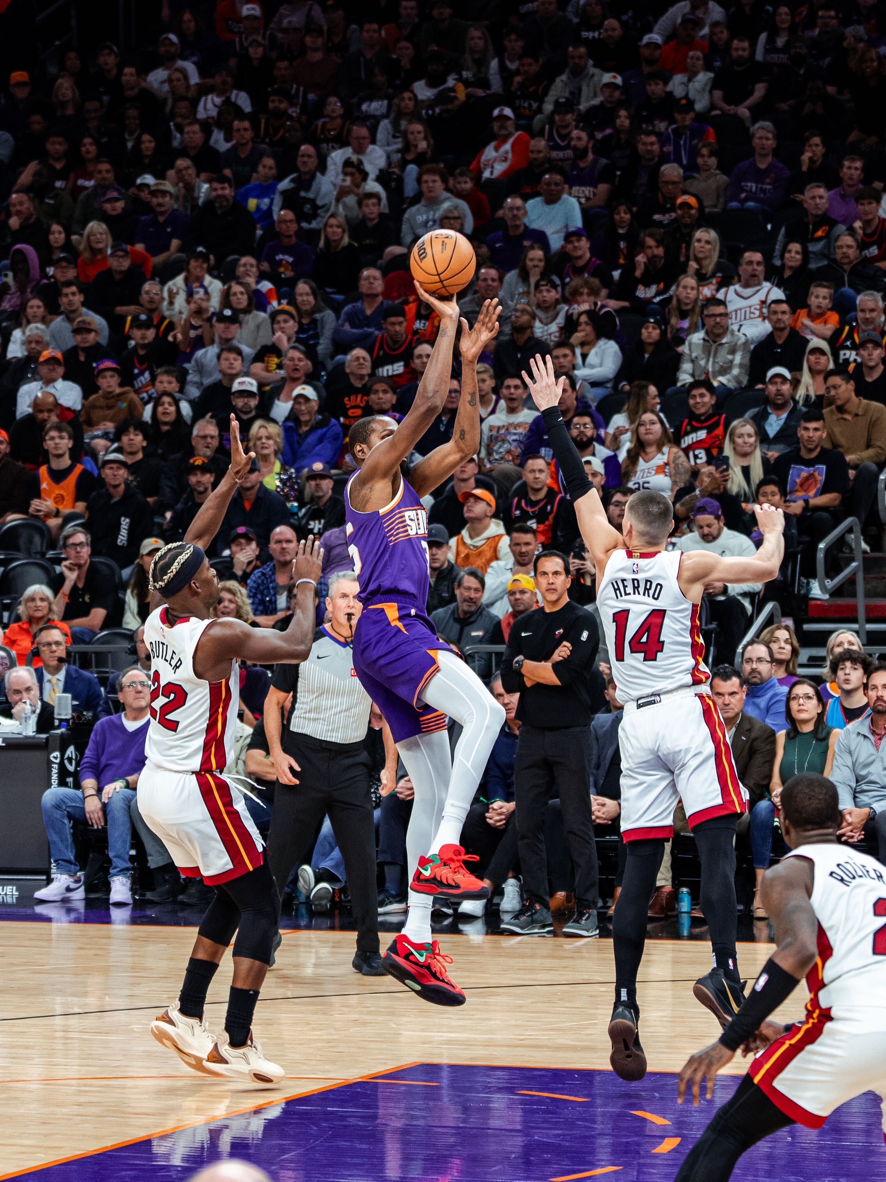 九游电竞APP蒂姆连续五场比赛得分超过出色防守，掘金不断突破！